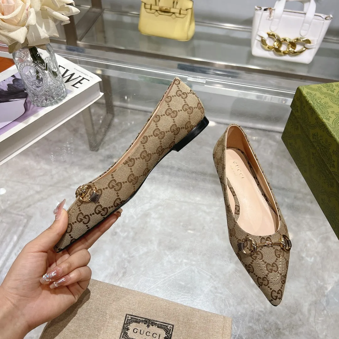 👟👟Ex-factory price 440👟👟 (genuine leather sole +40) Gucci Original GG canvas adds dazzling essence to these slingback pumps. Brown leather piping and light gold-toned hardware are complemented by beige and brown graphics. The pointed toe, elasticated straps and low heel all work together to create a comfortable fit. Upper: Made of first-layer imported patent cowhide/sheepskin lining. Outsole: Rubber non-slip outsole/genuine leather outsole. Size: 35-42 (34/41 42 customized, non-refundable)​